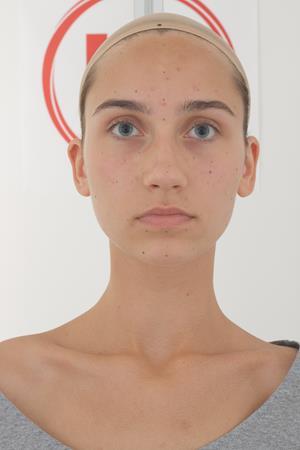 Age18-JuliaSanders/01_Neutral/01_Cam01.jpg